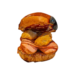 Hamburger con pane artigianale, wurstel servelade avvolto nel bacon, chili cheese fritto, formaggio americano fuso e salsa BBQ